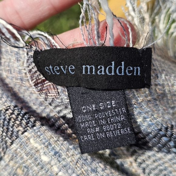 Steve Madden grey weave wrap/ scarf - Picture 6 of 7